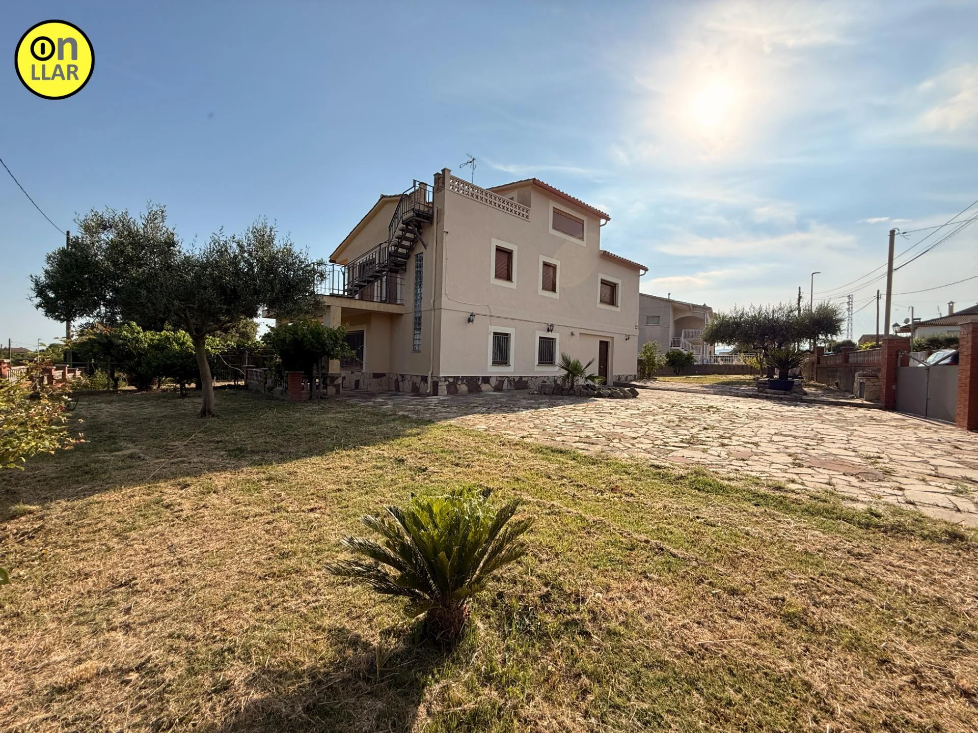 Seven-bedroom house with large plot