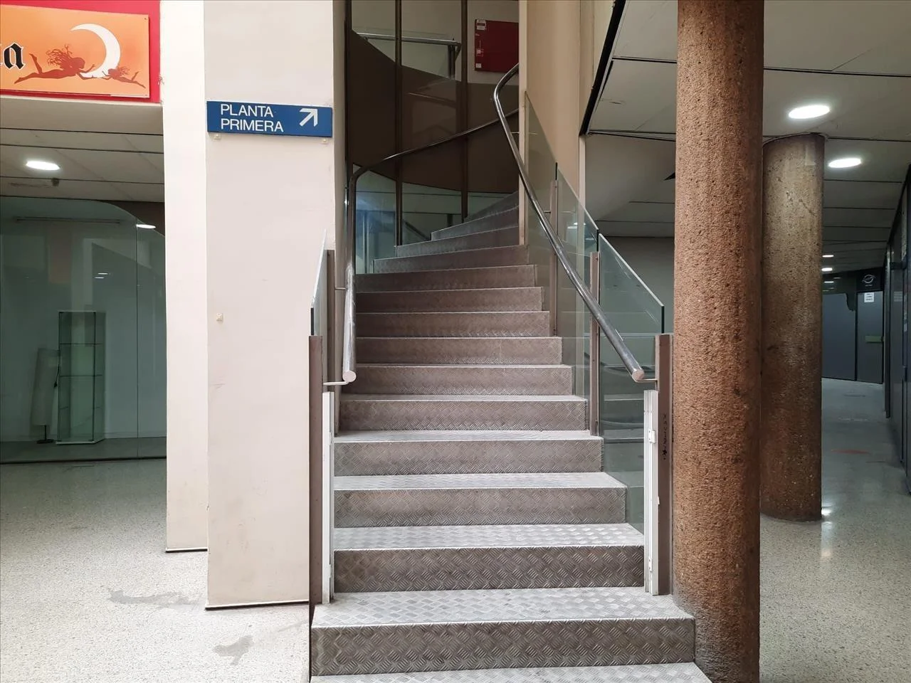 Renovation-ready Centre commercial unit with terrace