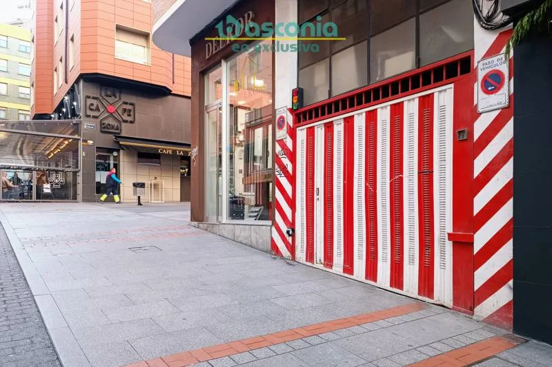 Garaje cerrado céntrico con trasteros