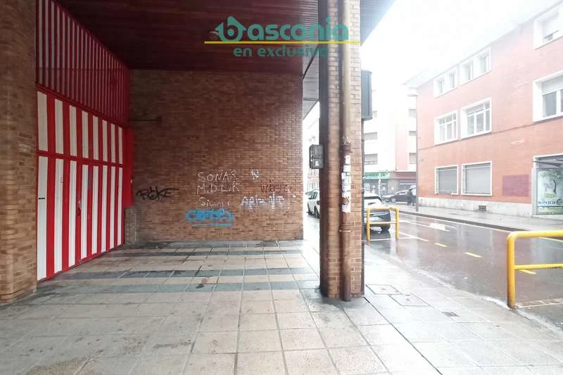 Garaje céntrico en Basauri para coche grande