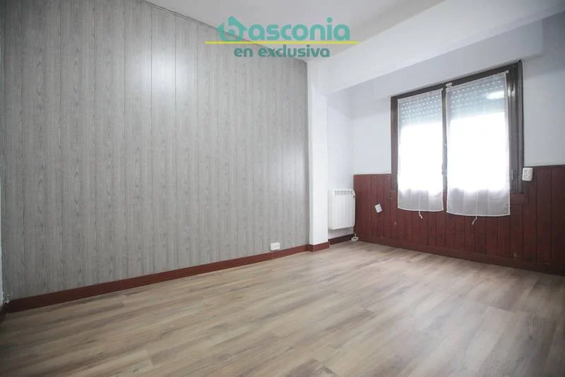 Piso en buen estado, tres dormitorios