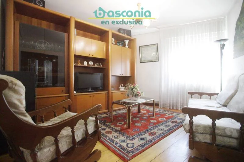 Piso de tres dormitorios en Kalero con balcón