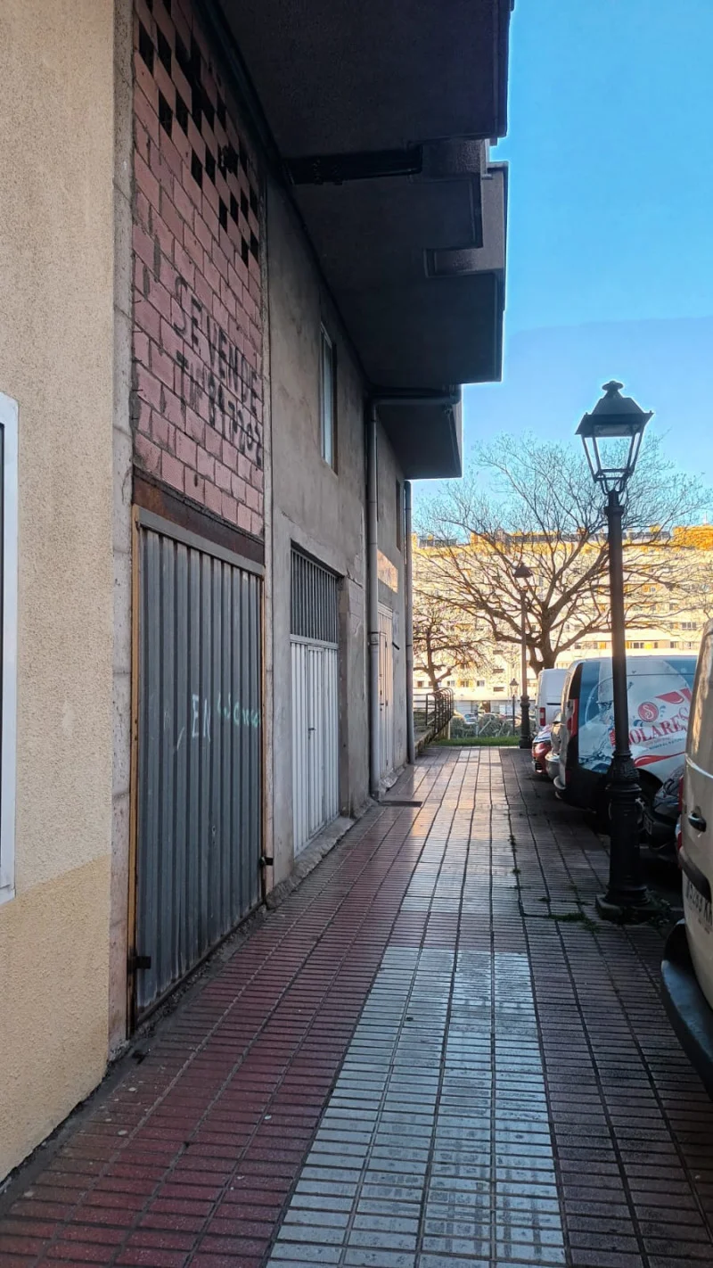 Double-height commercial unit in Maliaño