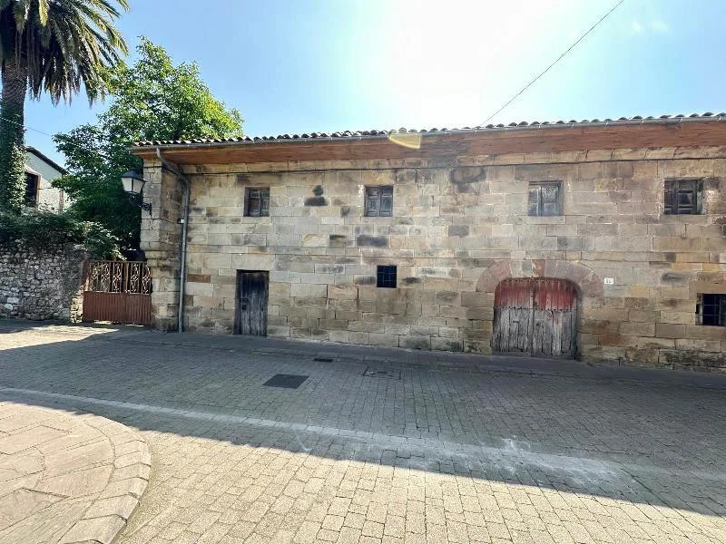 Historic palace with urban development land
