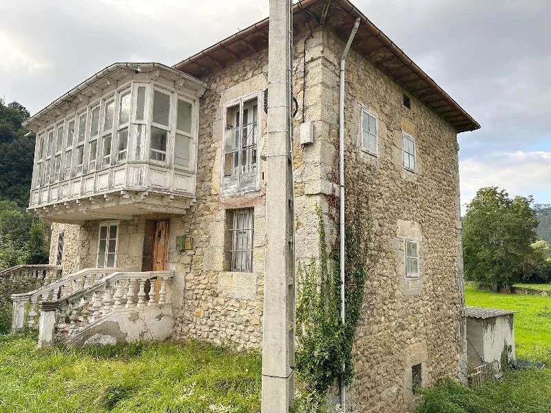 Traditional house with 5-bedroom renovation