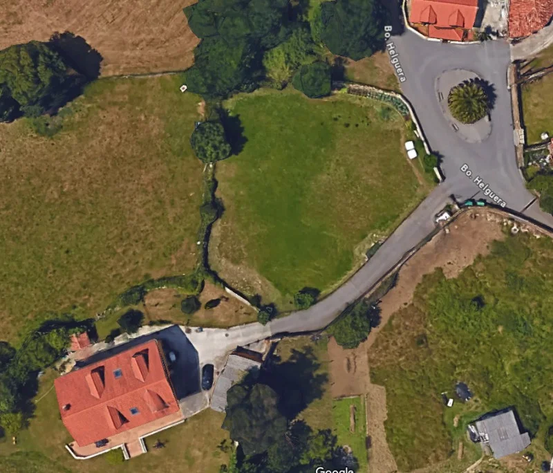 Rural plot near Reocín with utilities
