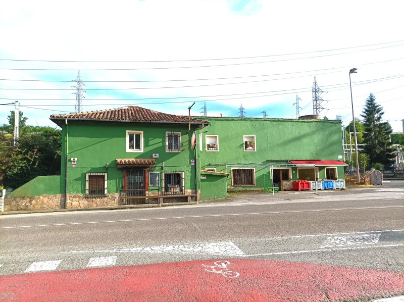 Casa versátil en Torrelavega con locales