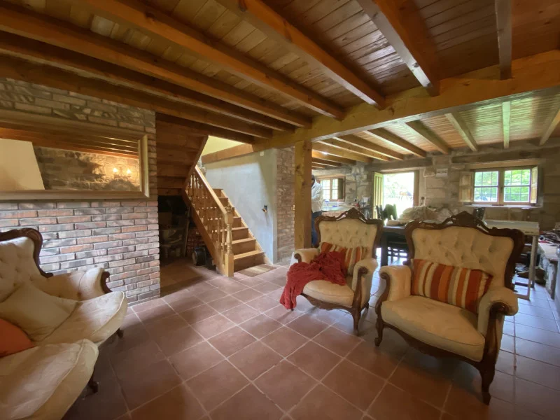 Casa de piedra reformada con más de 16.000 m²
