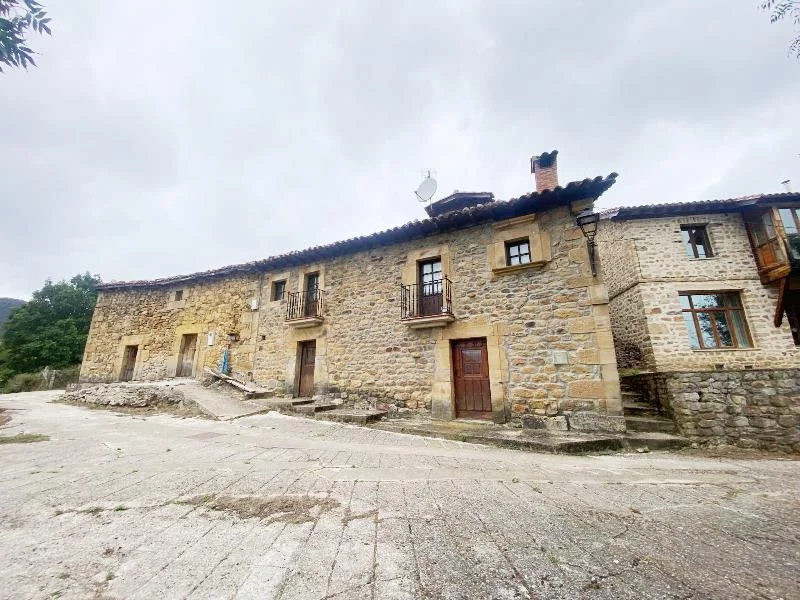 Reformed three-bedroom house in Polaciones