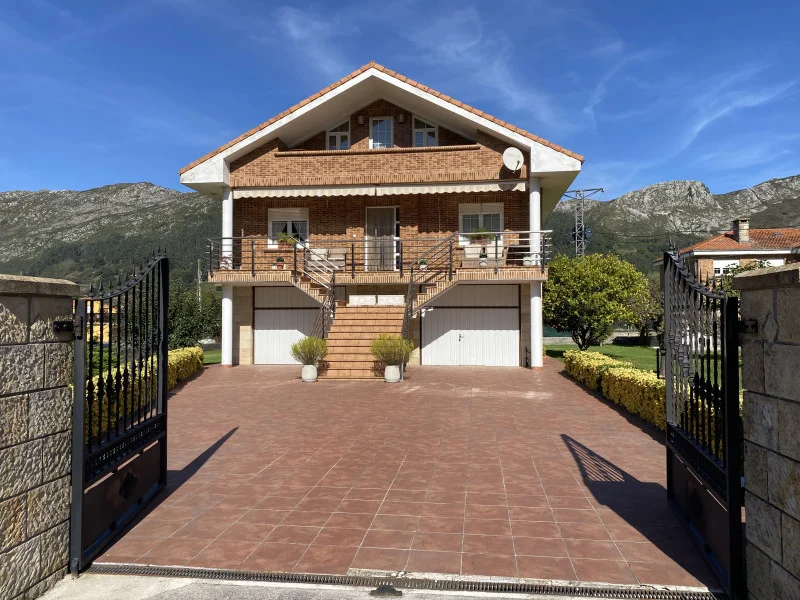 Chalet independiente con vistas a la montaña