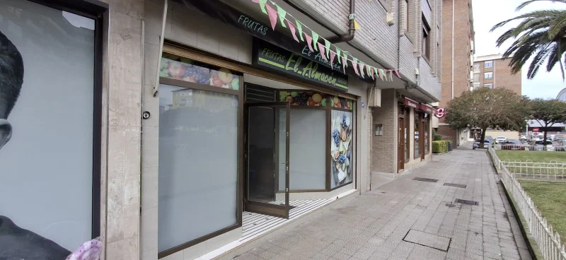 Local comercial en planta baja, 61 m²