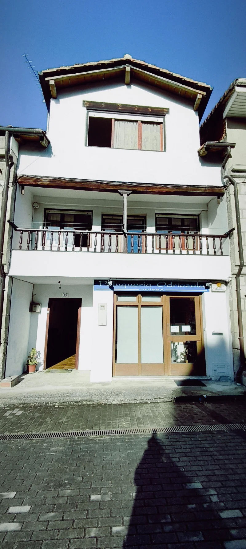 Townhouse with commercial unit in Roiz