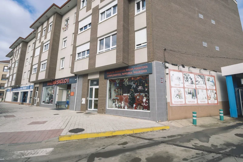 Large commercial premises with parking