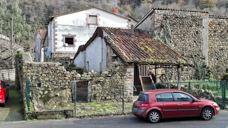Cuadra de piedra con potencial residencial