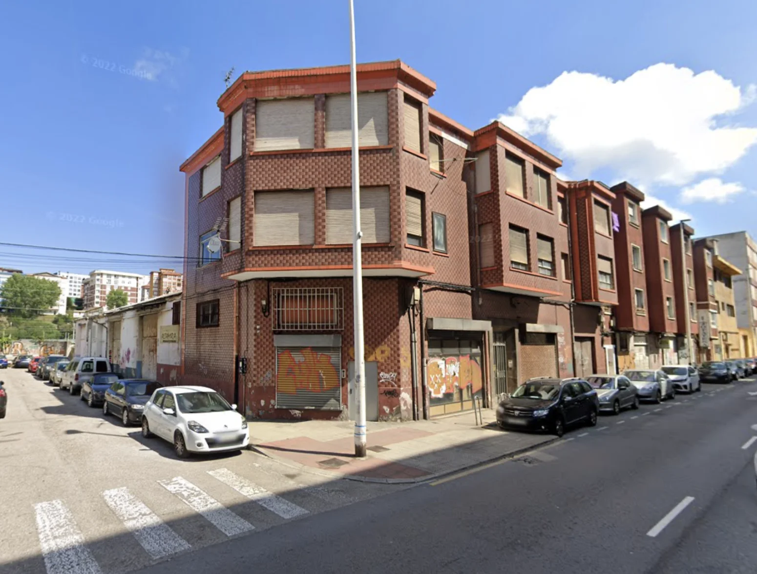 Mixed-use Santander building, 13 units