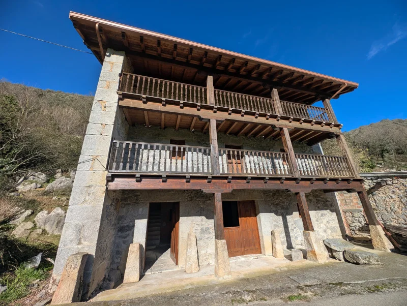 Rehabilitated stone house, 6-bedroom rural project