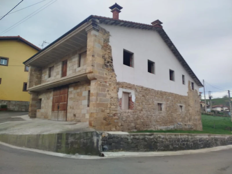 Casona de piedra con garaje versátil