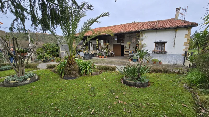 Stone house with 5,400 m² plot