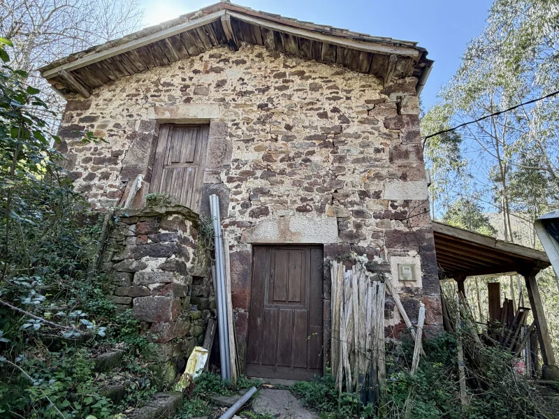 Reformable stone house on 5-hectare estate