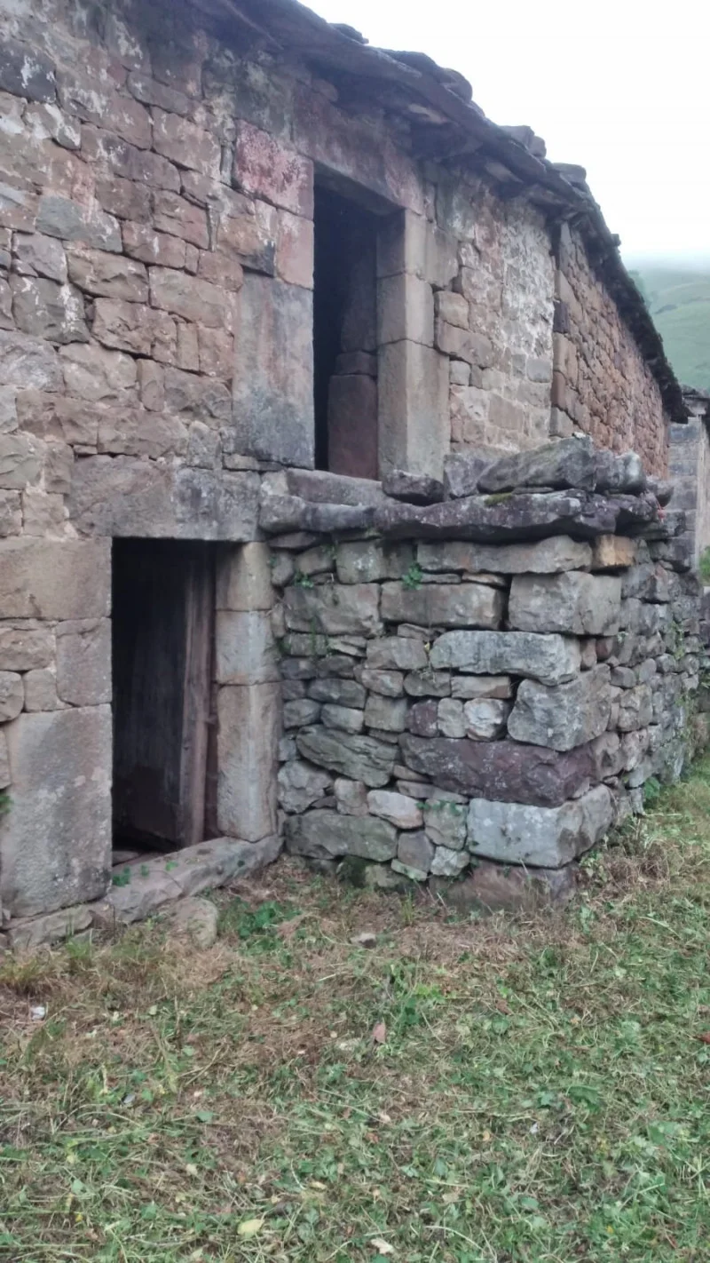 Cabaña rural de piedra con finca junto al río