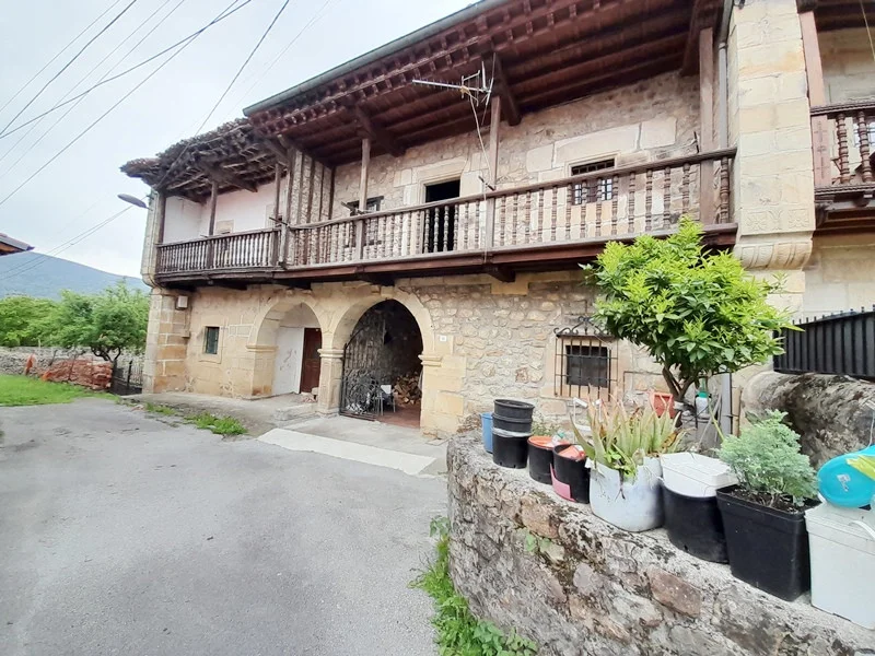 Casona de piedra cerca de Saja-Besaya