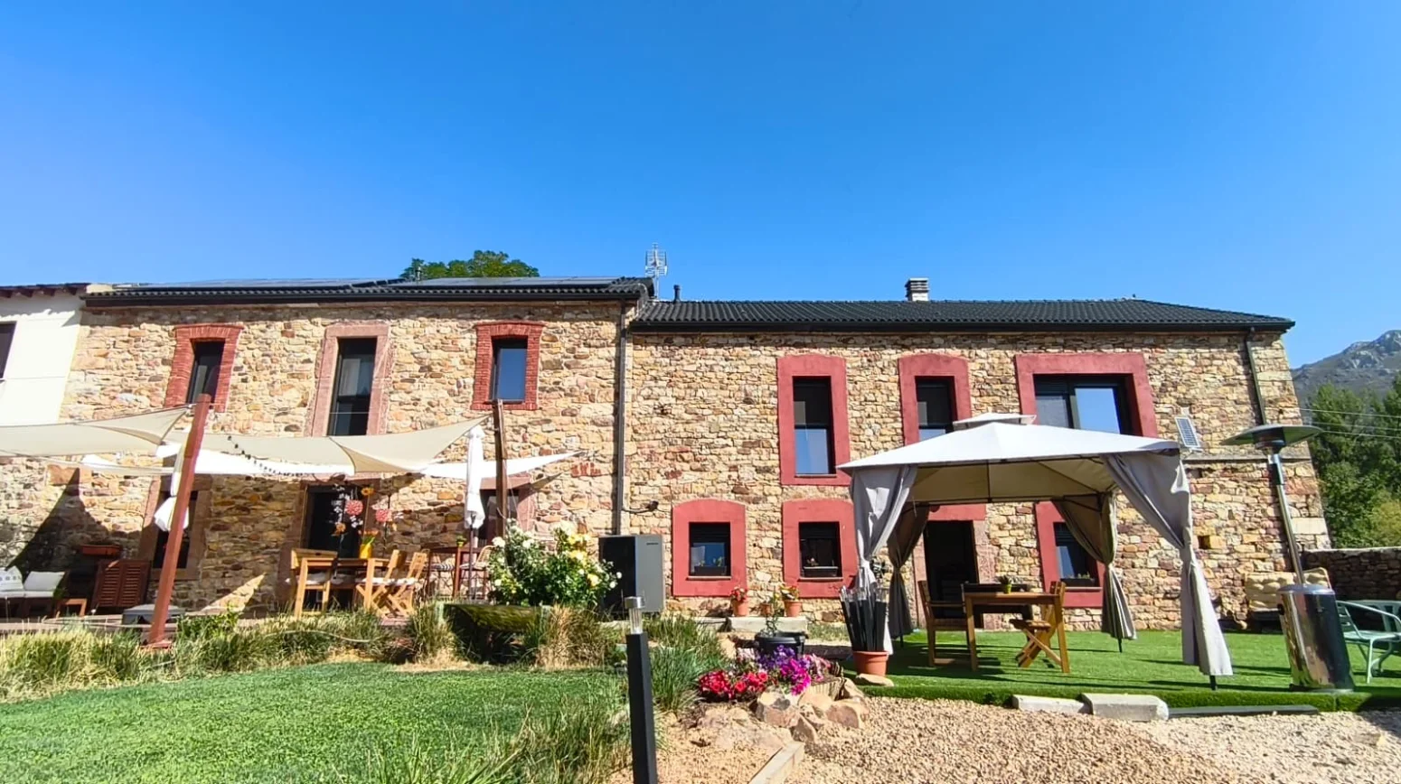 Rehabilitated chalet near Villamanín, 4 bedrooms