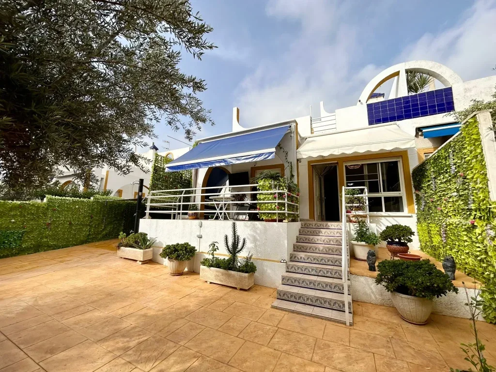 Nature-side townhouse with 290 m² plot