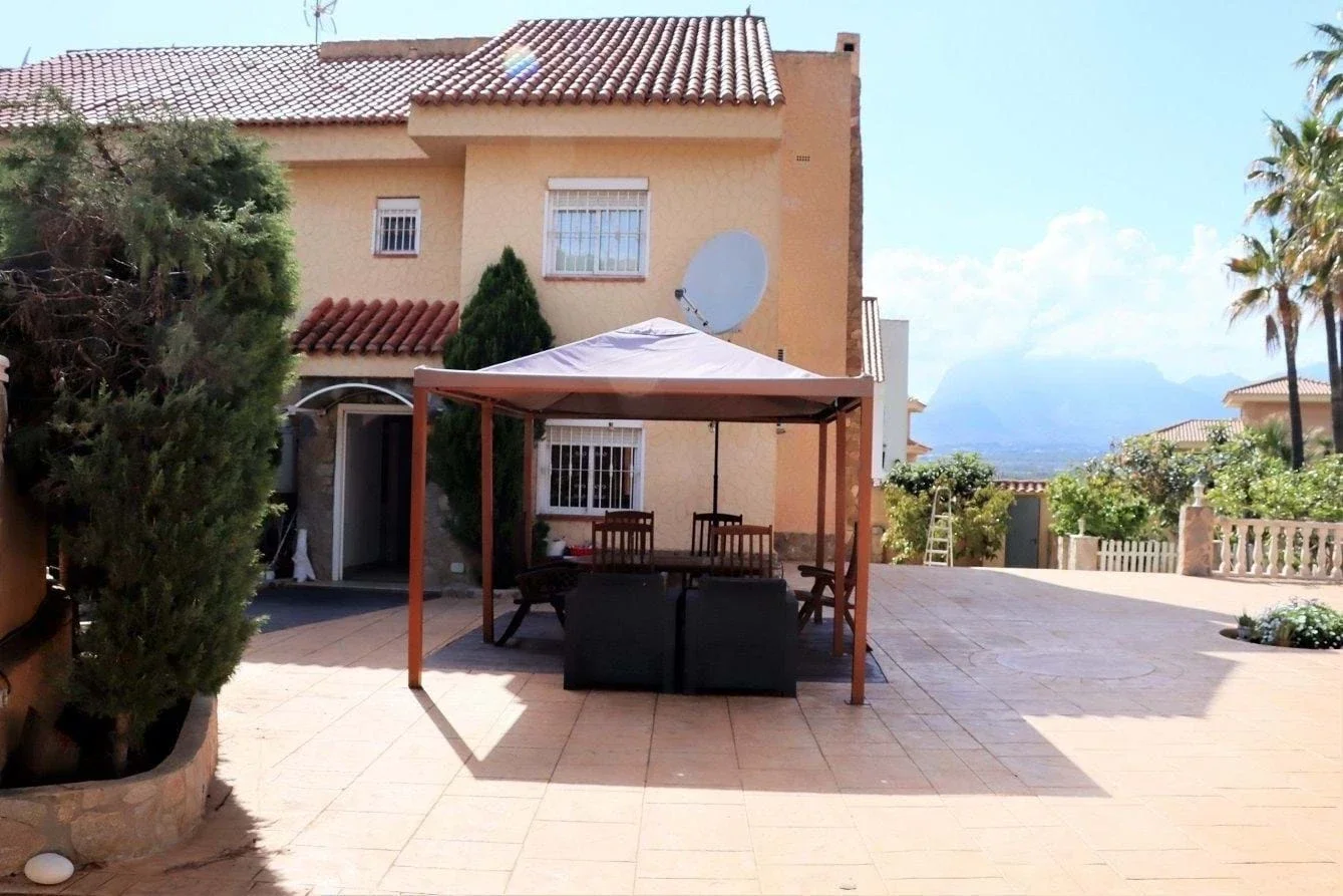 Spacious Benidorm chalet, five bedrooms