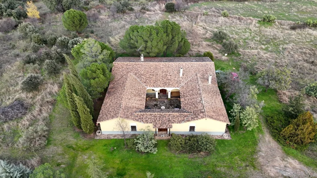 Country chalet with 15,000 m² estate