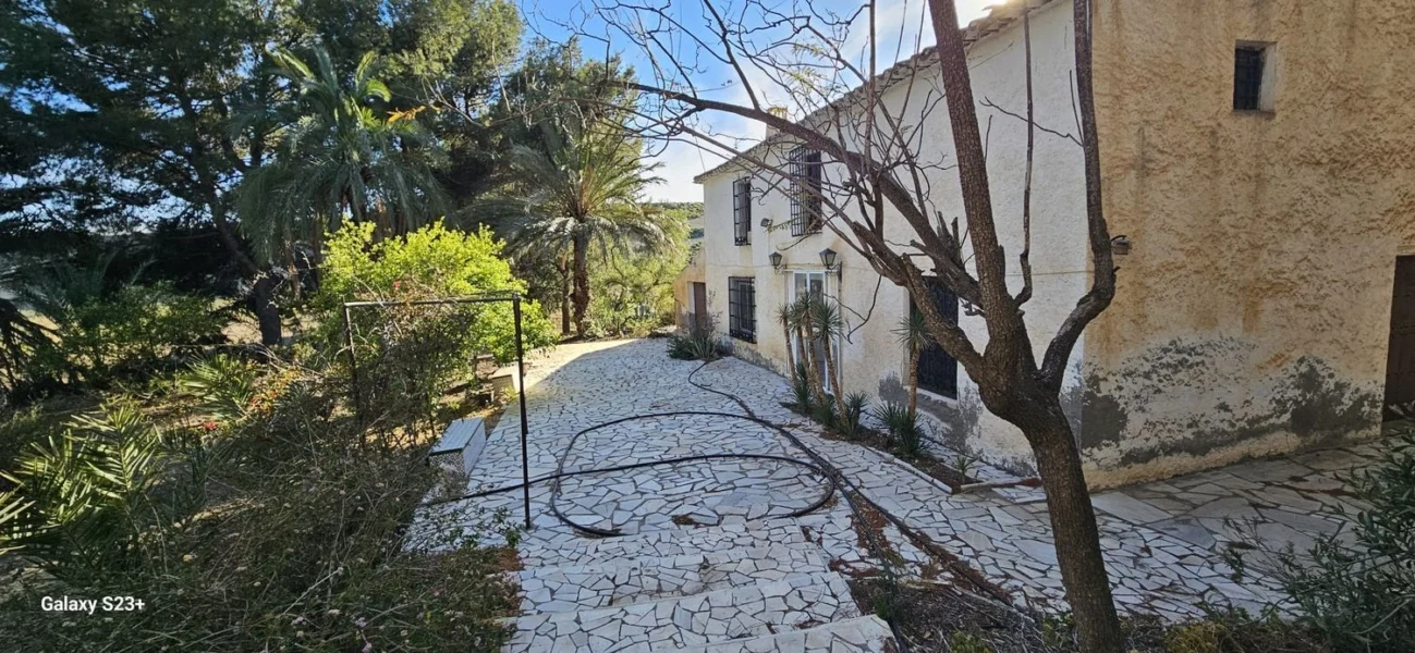 Traditional cortijo with 13.5 hectares