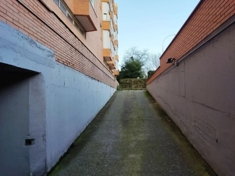 Garaje cubierto cerca del Palacio de Hielo