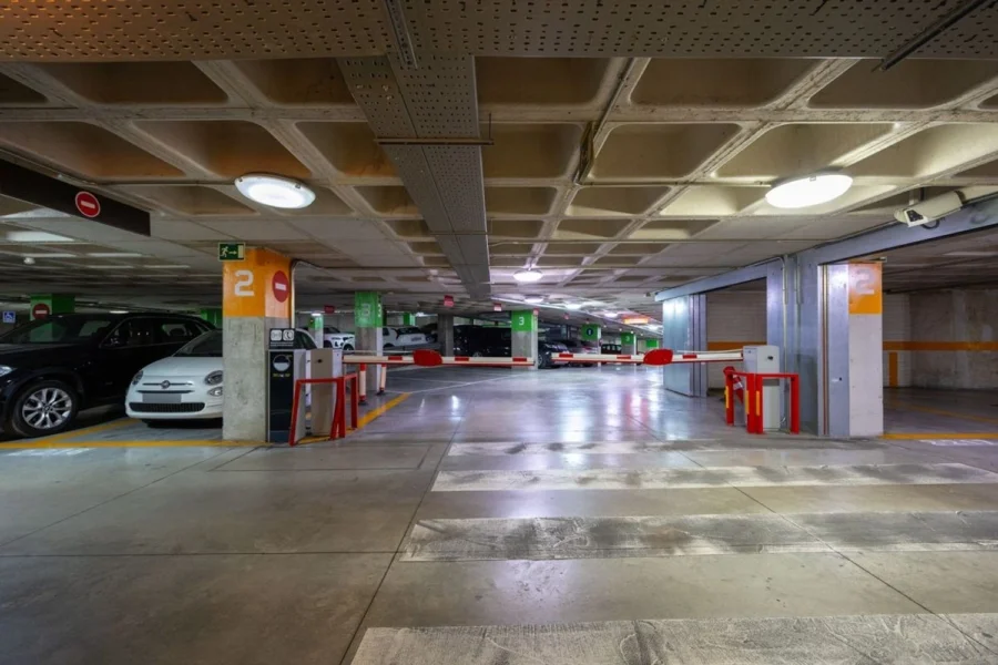 Tenanted Madrid garage with long right