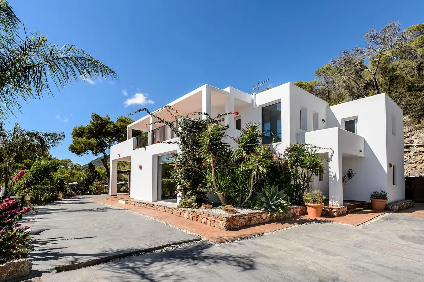 Villa with pool and sea views