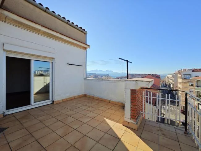 Sunny Manresa penthouse with terraces