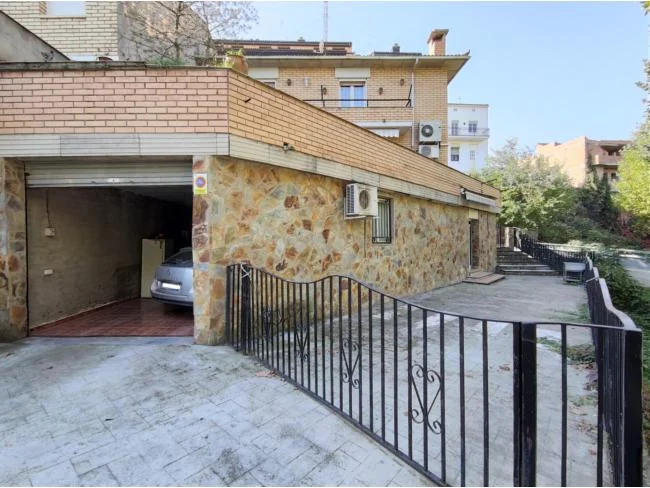 Detached house with 73 m² terrace
