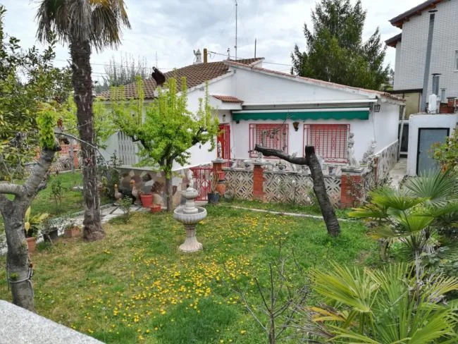 Casa esquinera con jardín en El Calvet