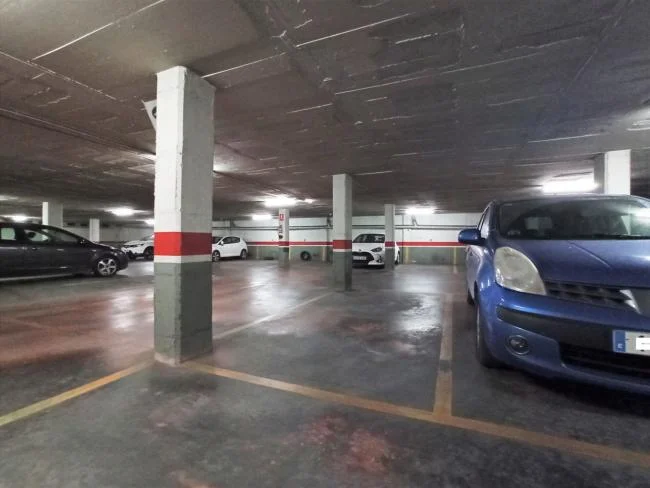Valldaura parking space near centre