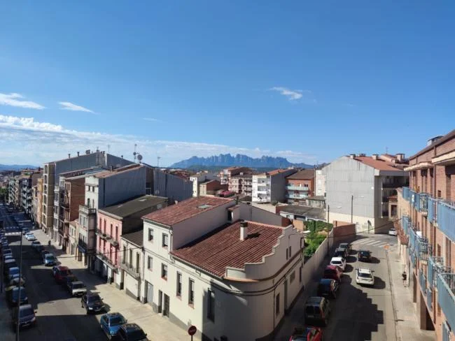 Large Manresa flat with private pool