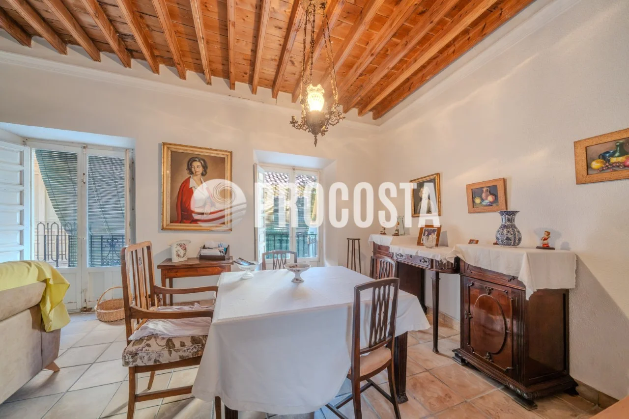 Casa céntrica con locales y potencial