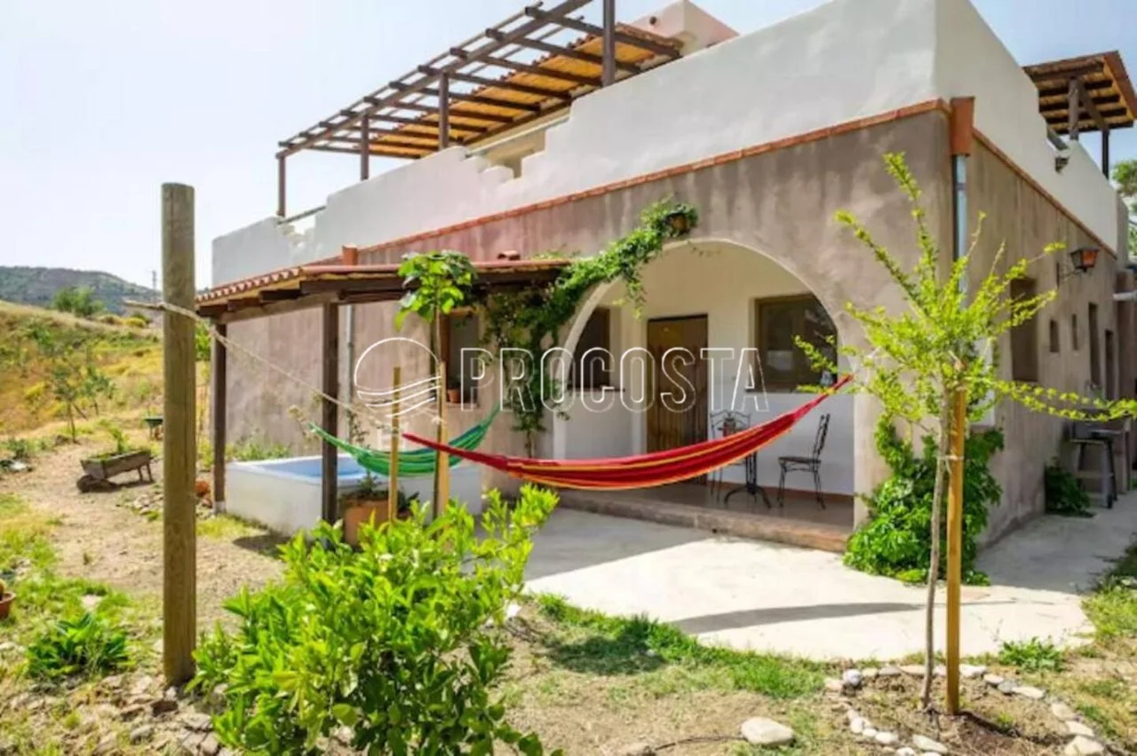 Cortijo dúplex con parcela de 15.000 m²