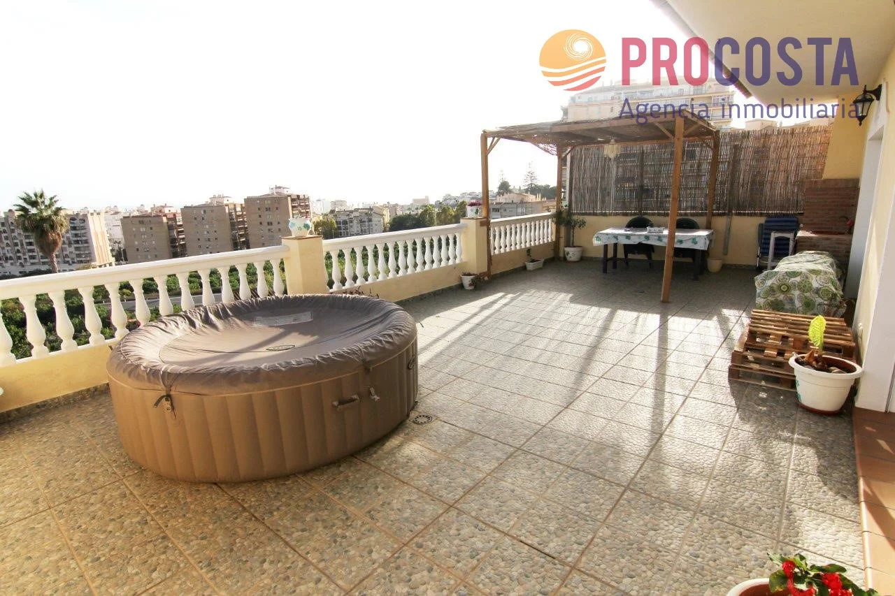 Casa reformada en esquina con apartamento independiente