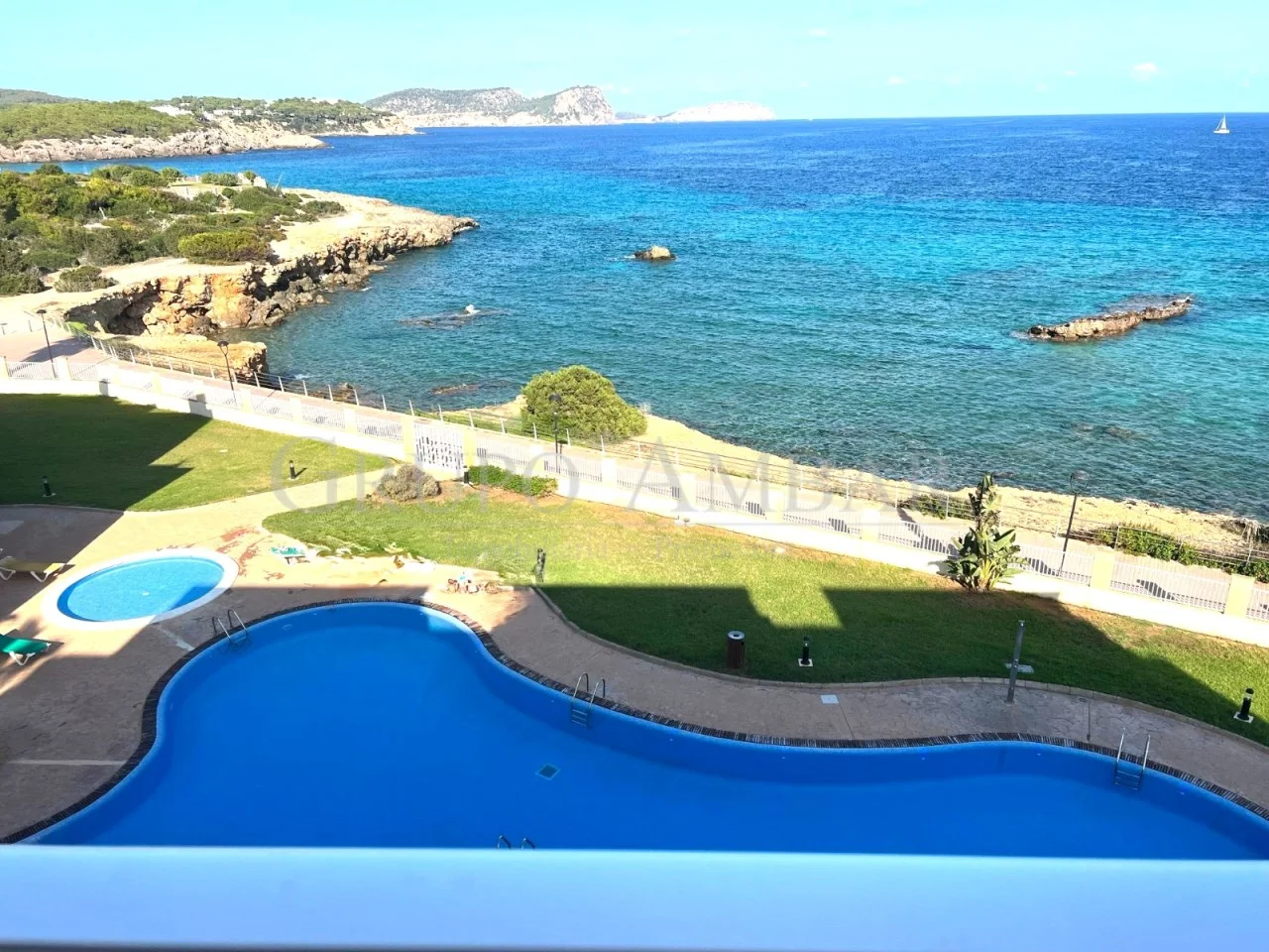 Ático en primera línea en Cala Nova