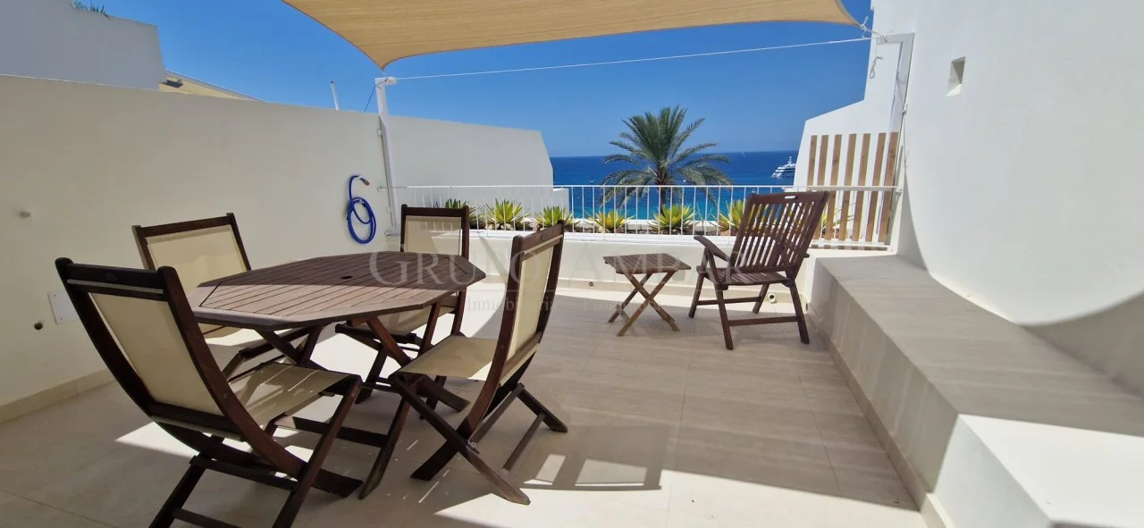 Piso bajo con jardín y vistas al mar