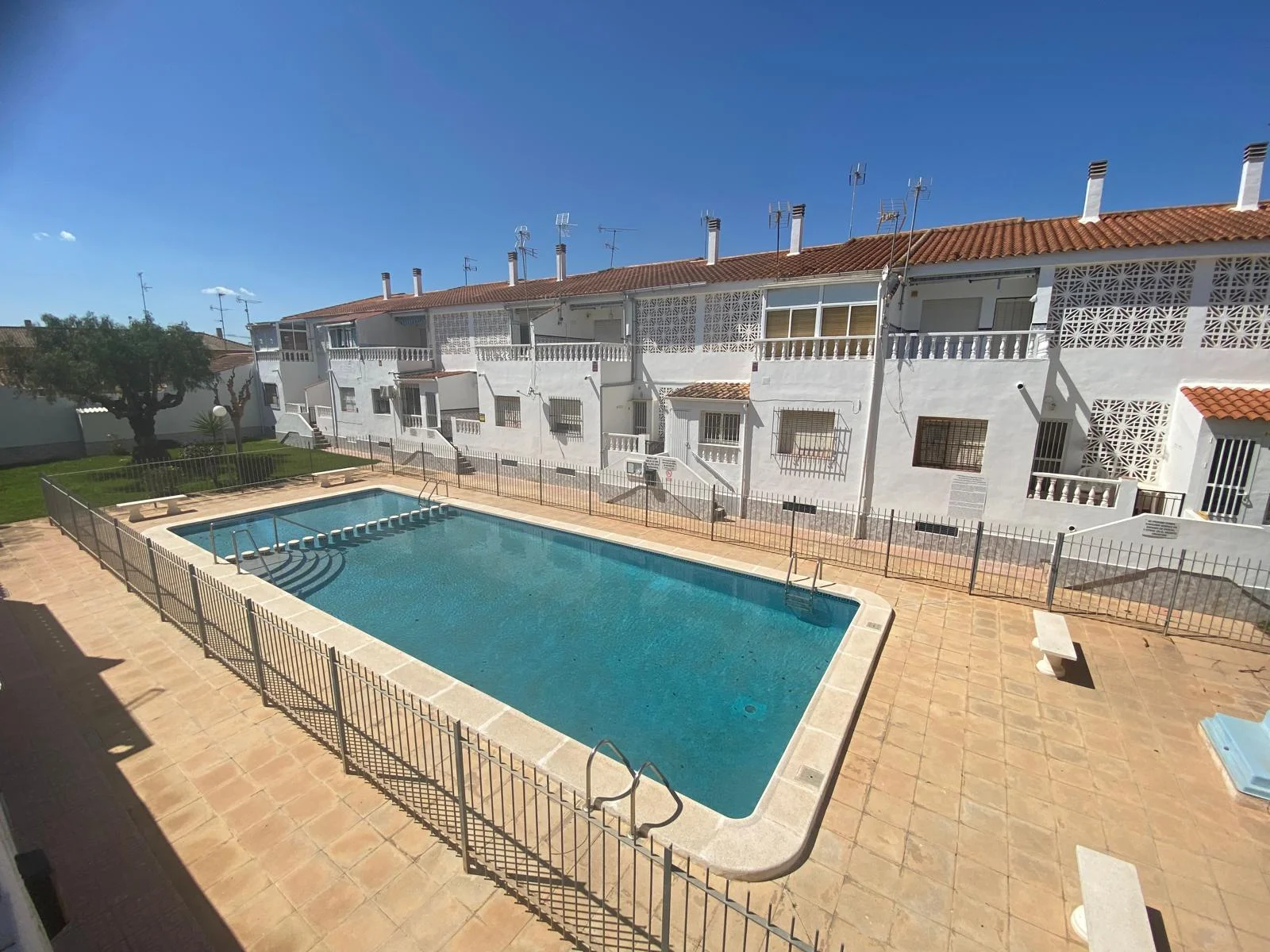 Furnished southeast bungalow with communal pool