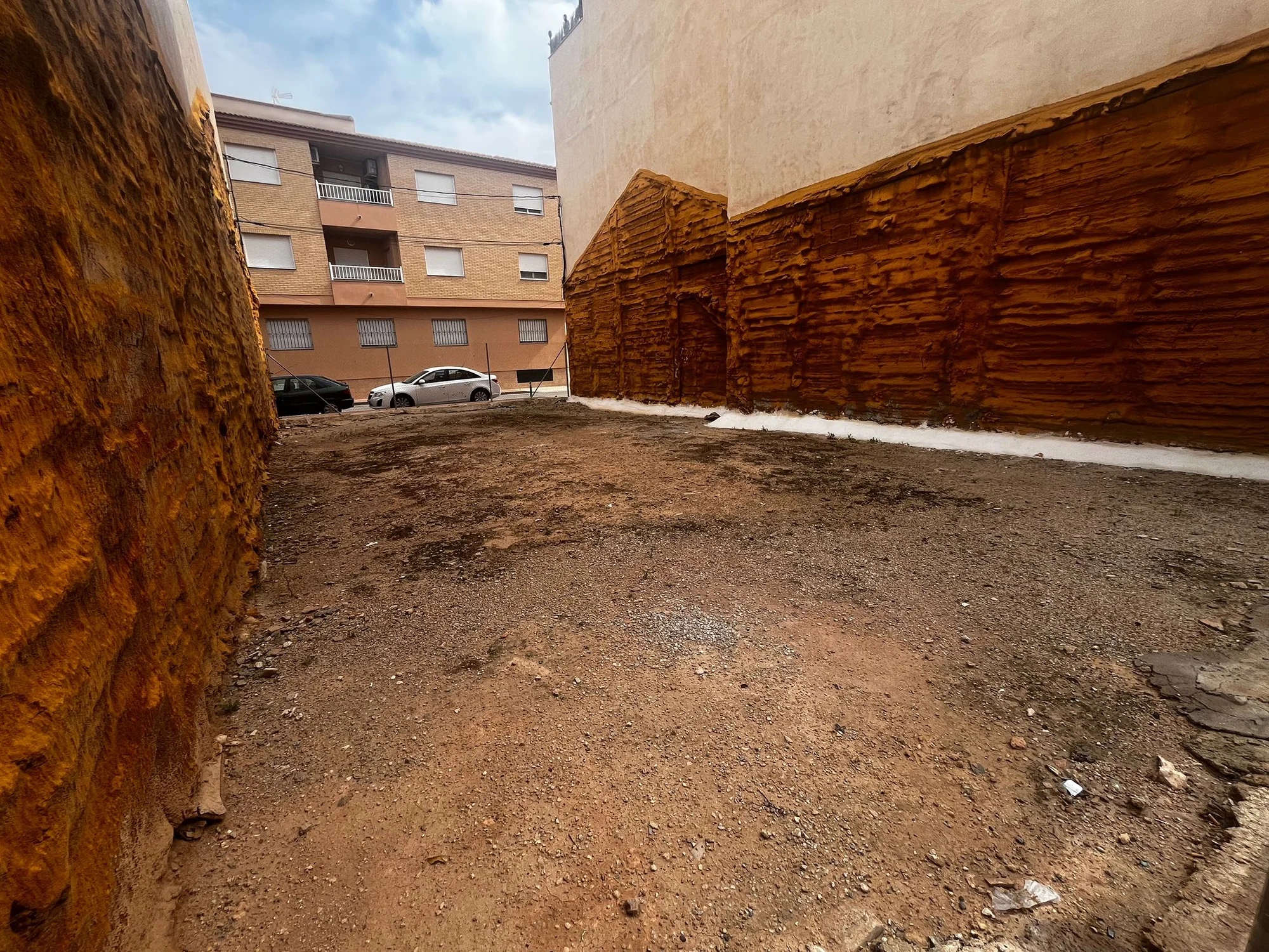 Central urban plot with dual access