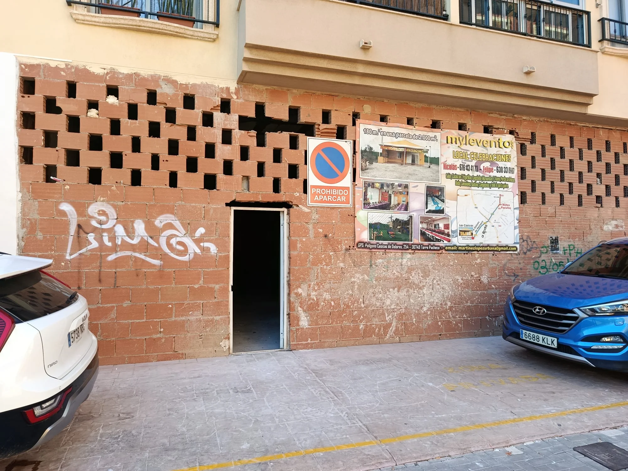 Central commercial unit, 112 m², terrace