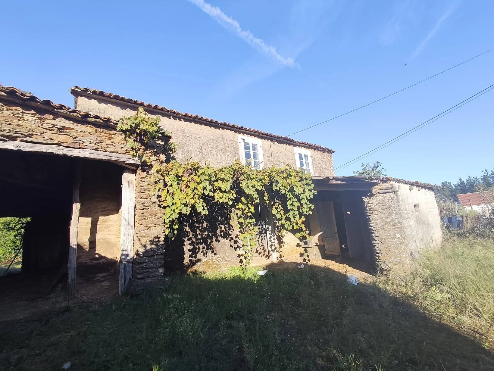 Stone country house with 7,607 m² plot