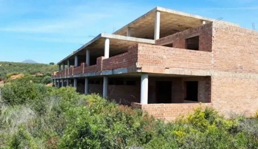Suelo urbano residencial con proyecto parado