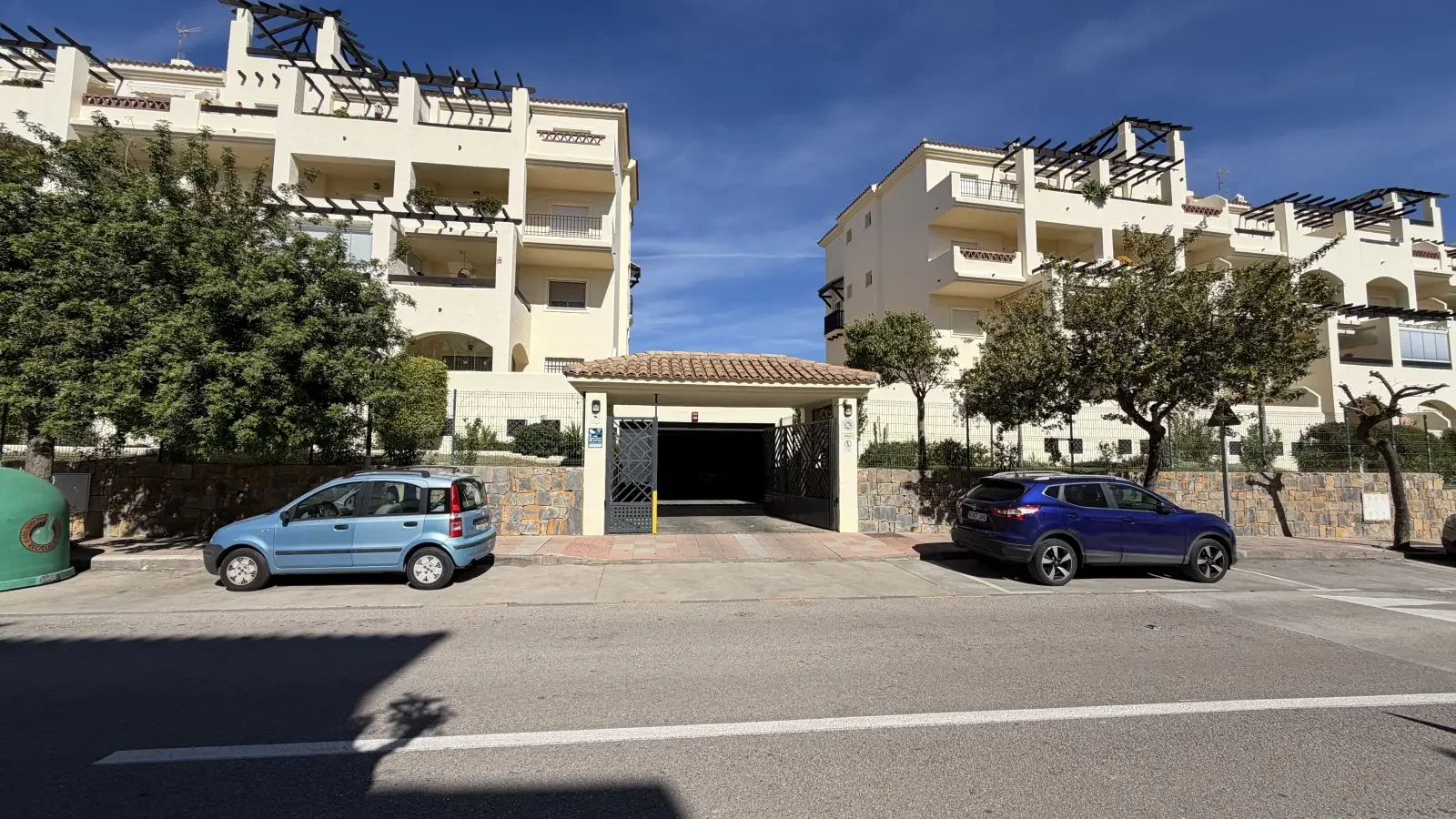 Covered garage in Manilva for large vehicles
