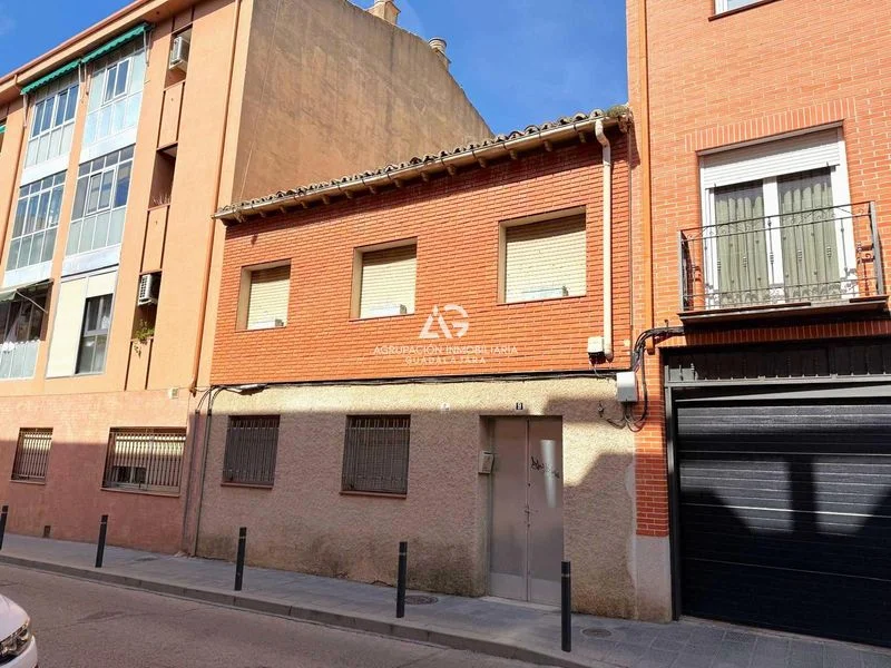 Parcela céntrica con construcción de dos plantas